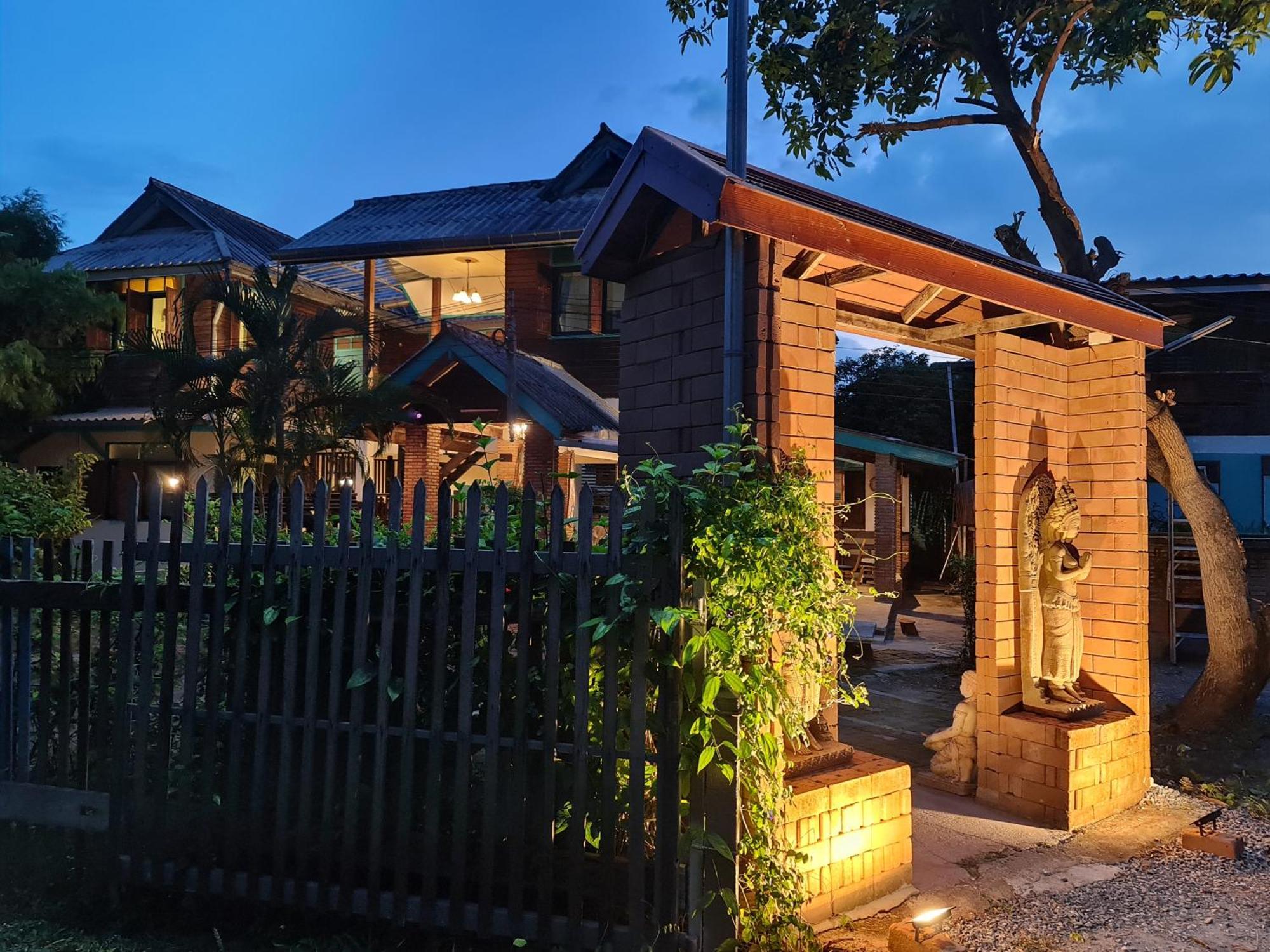 Апартаменты Tepbunthomhouse Ayutthaya Экстерьер фото